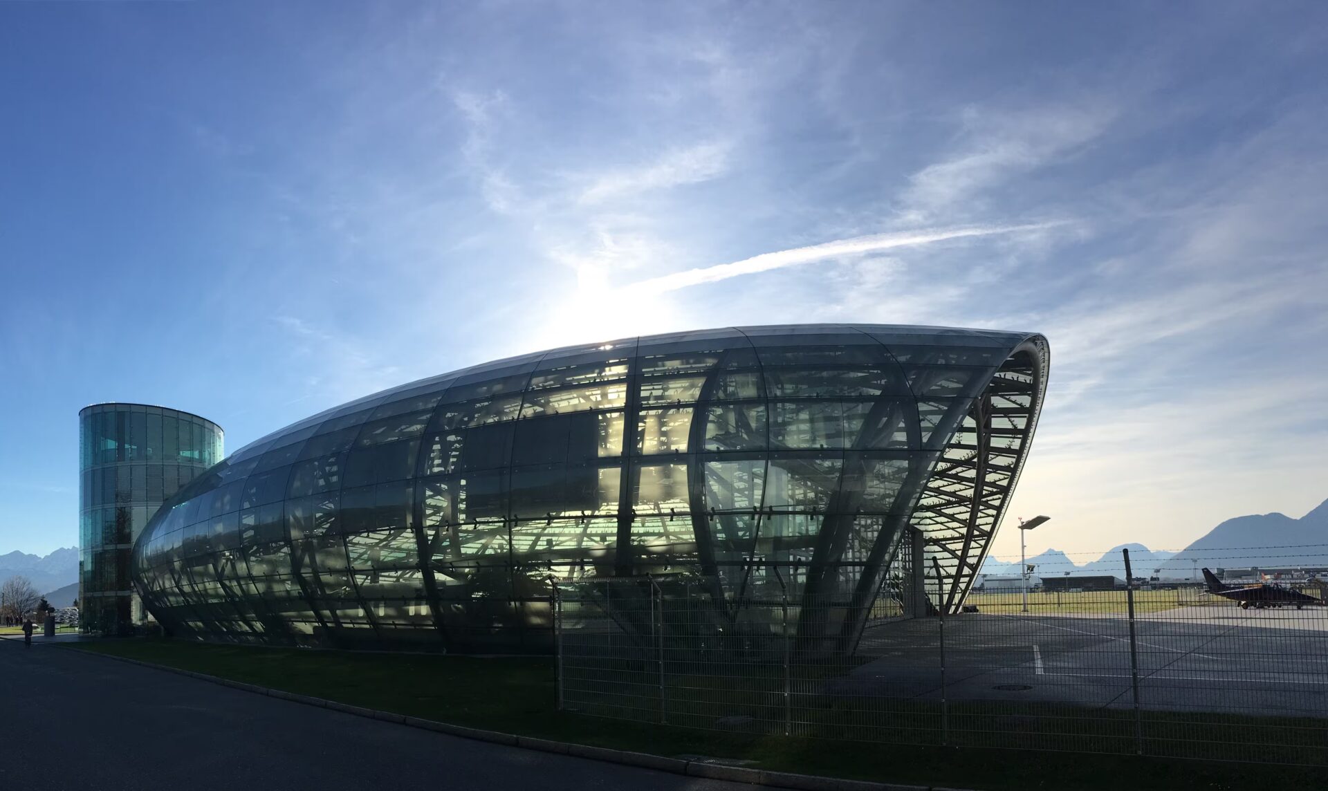Der Hangar 7 in Salzburg bei Sonnenuntergang