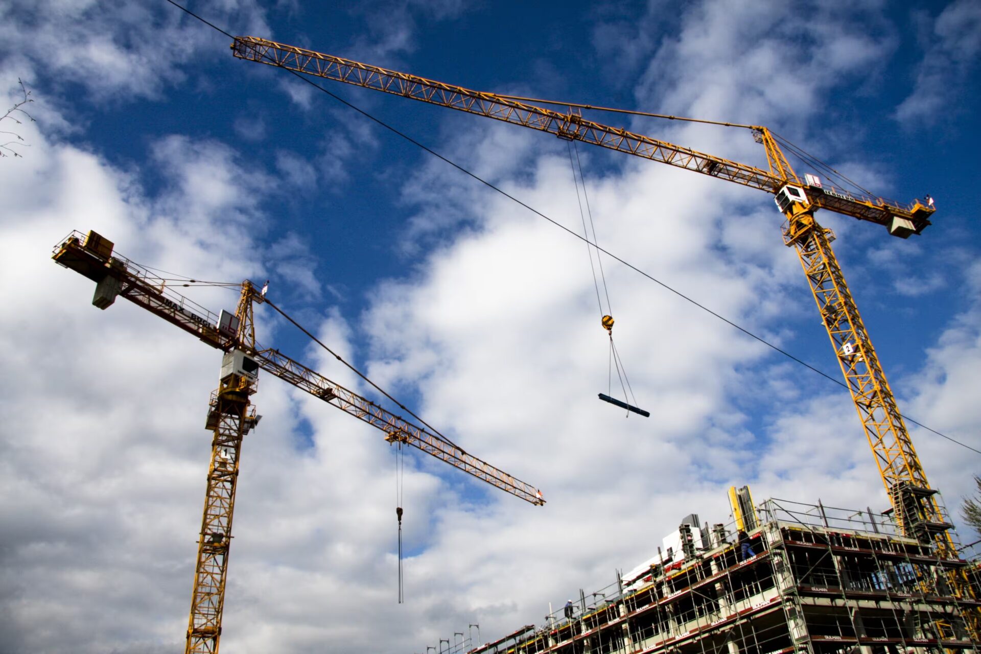 Zwei Kräne auf einer Baustelle